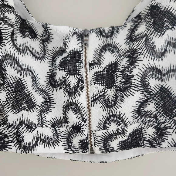 NWOT BCBGMaxAzria | Floral Embroidered Crop Top - Size L - Picture 9 of 11
